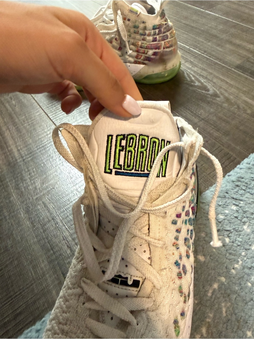 Nike White Kids Sneakers with Multicolor Embroidered Accents and Green Sole - Picture 4 of 5